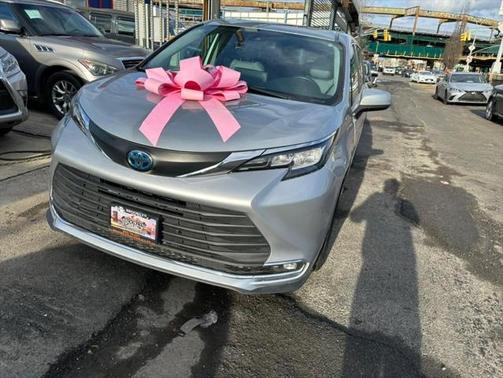 2021 Toyota Sienna XLE 8 Passenger