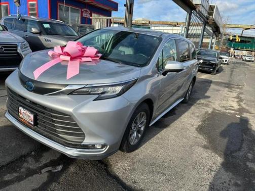 2021 Toyota Sienna XLE 8 Passenger