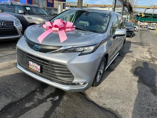 2021 Toyota Sienna XLE 8 Passenger