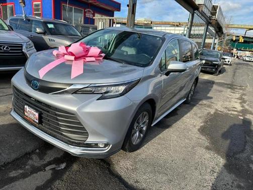 2021 Toyota Sienna XLE 8 Passenger