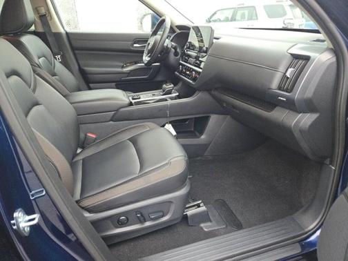 2025 Nissan Pathfinder SL 4WD