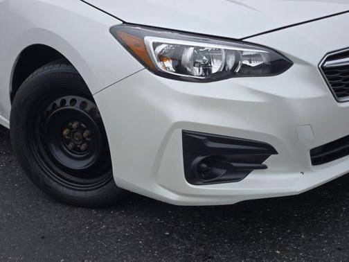 Crystal White Pearl 2019 Subaru Impreza 2.0i