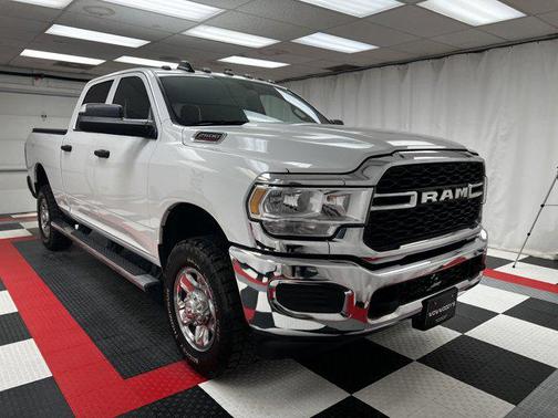 2022 RAM 2500 Tradesman Crew Cab 4x4 6'4' Box