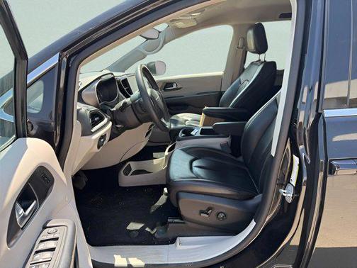 Brilliant Black Crystal Pearlcoat 2023 Chrysler Pacifica Touring L