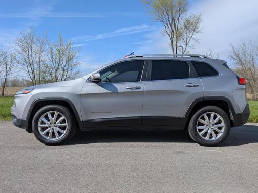 Silver 2015 Jeep Cherokee Limited 4WD
