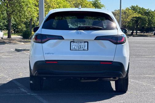 Platinum White Pearl 2024 Honda HR-V LX