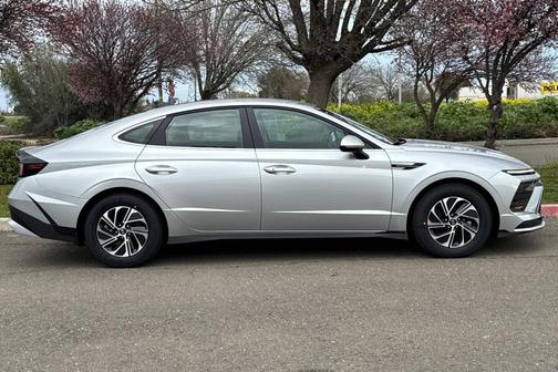 2026 Hyundai SONATA Hybrid Base