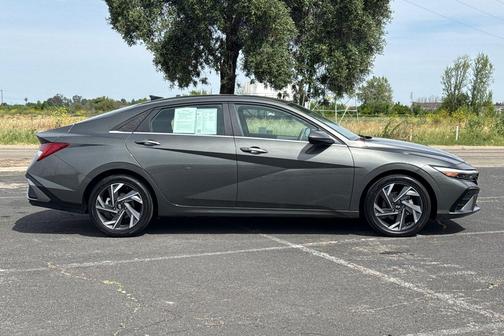 2025 Hyundai ELANTRA SEL