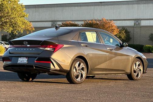 2025 Hyundai ELANTRA SEL