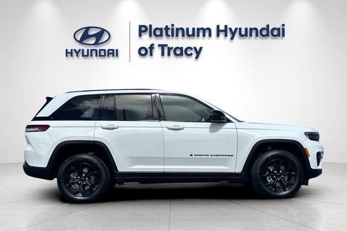 Bright White Clearcoat 2024 Jeep Grand Cherokee Altitude