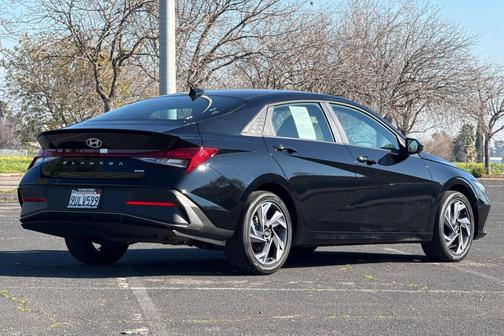 2025 Hyundai ELANTRA HEV SEL Sport