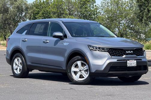 Everlasting Silver 2023 Kia Sorento LX
