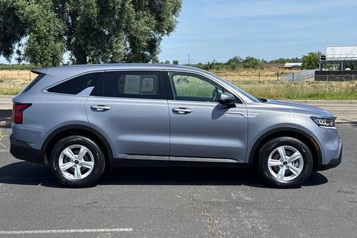 Everlasting Silver 2023 Kia Sorento LX