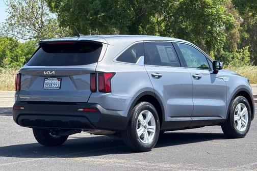 Everlasting Silver 2023 Kia Sorento LX