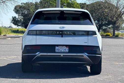 Atlas White 2023 Hyundai IONIQ 5 SE