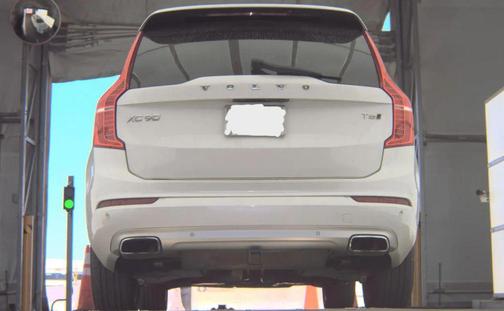White 2016 Volvo XC90 T6 Momentum