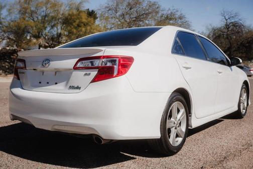 White 2014 Toyota Camry SE