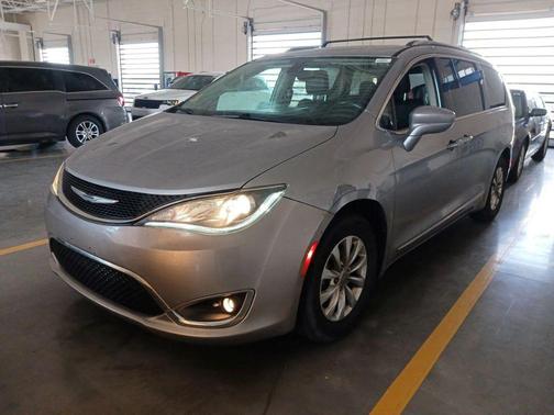 Billet Silver Metallic Clearcoat 2018 Chrysler Pacifica Touring-L