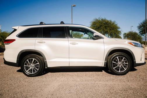 White 2018 Toyota Highlander XLE