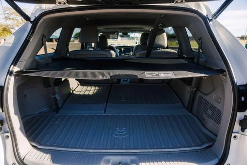 White 2018 Toyota Highlander XLE