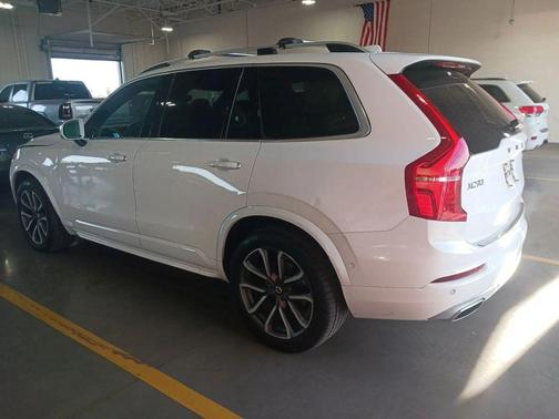 White 2018 Volvo XC90 T6 Momentum