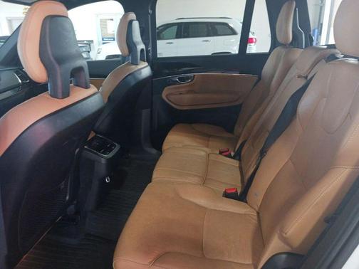 White 2018 Volvo XC90 T6 Momentum