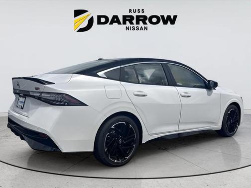 Aspen White Tricoat/Super Black 2026 Nissan Sentra SR