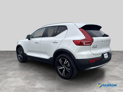 Crystal White Pearl 2025 Volvo XC40 B5 Core Bright Theme