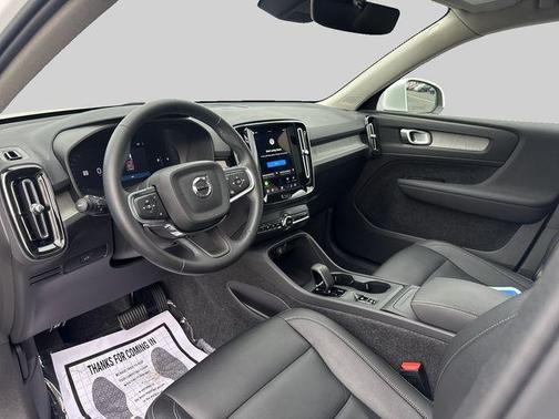 Crystal White Pearl 2025 Volvo XC40 B5 Core Bright Theme