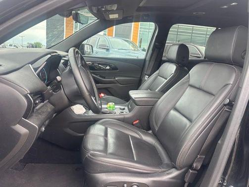 Mosaic Black Metallic 2023 Chevrolet Traverse RS