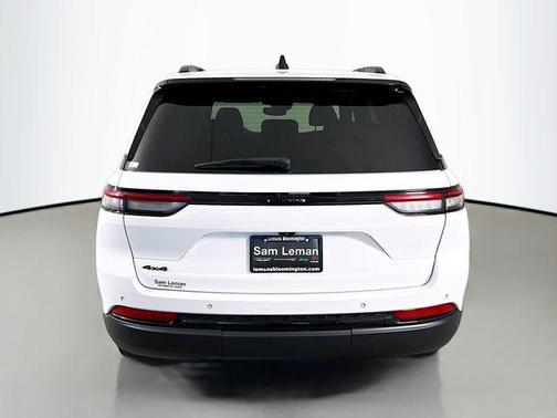 Bright White Clearcoat 2023 Jeep Grand Cherokee Altitude