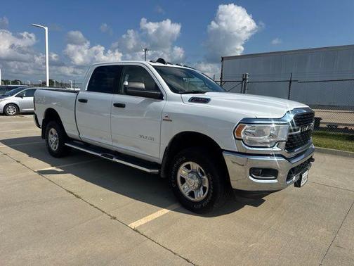 Bright White Clearcoat 2022 RAM 2500 Big Horn Crew Cab 4x4 6'4' Box