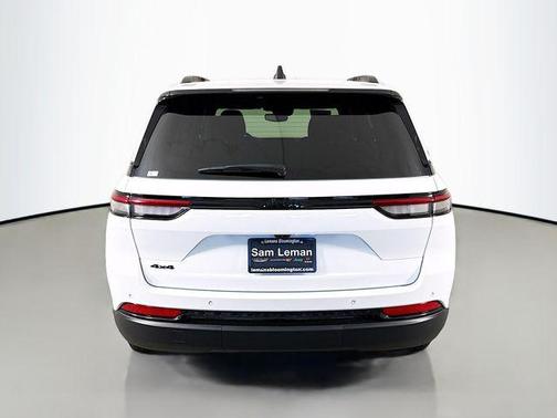Bright White Clearcoat 2024 Jeep Grand Cherokee Altitude