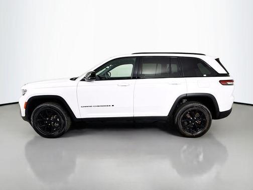 Bright White Clearcoat 2024 Jeep Grand Cherokee Altitude
