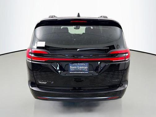 Diamond Black Crystal Pearlcoat 2027 Chrysler Pacifica Limited