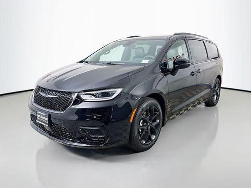 Diamond Black Crystal Pearlcoat 2026 Chrysler Pacifica L