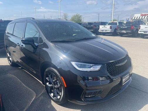 Diamond Black Crystal Pearlcoat 2026 Chrysler Pacifica L