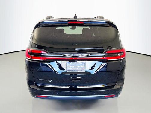 Diamond Black Crystal Pearlcoat 2026 Chrysler Pacifica L