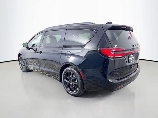 Diamond Black Crystal Pearlcoat 2026 Chrysler Pacifica L