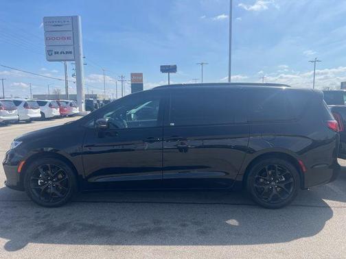 Diamond Black Crystal Pearlcoat 2026 Chrysler Pacifica L