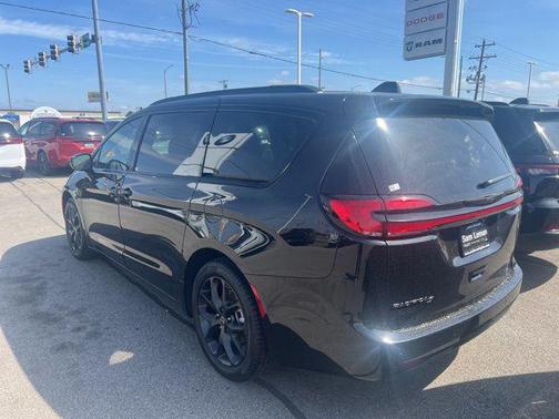 Diamond Black Crystal Pearlcoat 2026 Chrysler Pacifica L