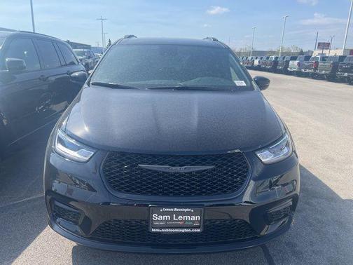 Diamond Black Crystal Pearlcoat 2026 Chrysler Pacifica L