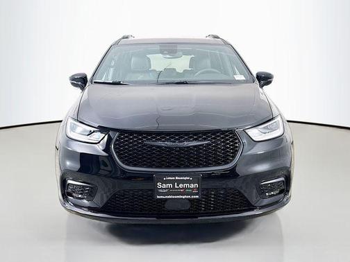 Diamond Black Crystal Pearlcoat 2026 Chrysler Pacifica L