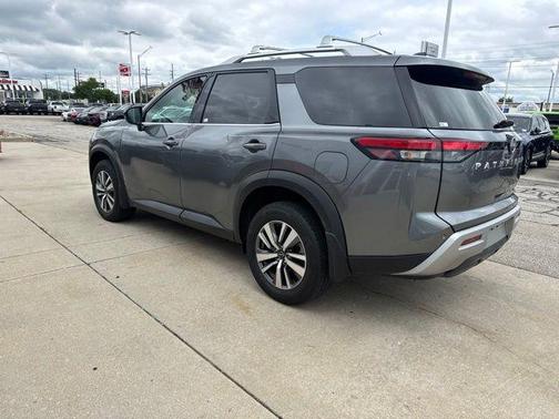 Gun Metallic 2025 Nissan Pathfinder SL 4WD