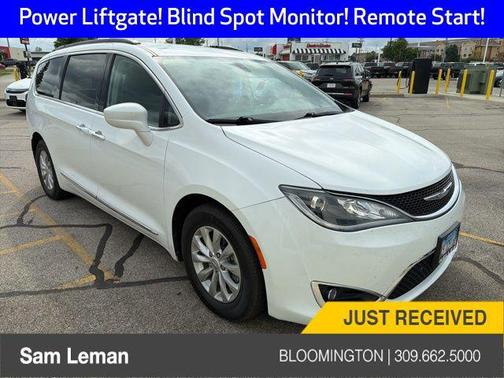 Bright White Clearcoat 2017 Chrysler Pacifica Touring-L