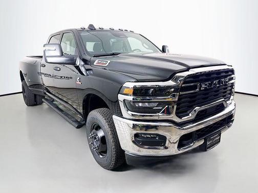 Diamond Black Crystal Pearlcoat 2026 RAM 3500 Tradesman Crew Cab 4x4 8' Box