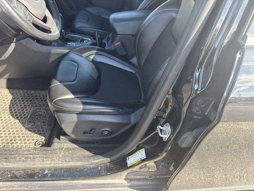 Diamond Black Crystal Pearlcoat 2019 Jeep Cherokee Latitude Plus