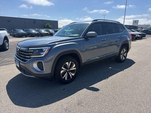 Platinum Gray Metallic 2025 Volkswagen Atlas 2.0T SE