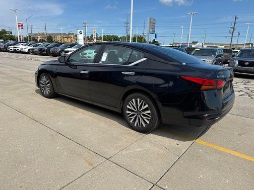 Super Black Clearcoat 2025 Nissan Altima 2.5 SV