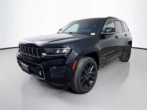 Diamond Black Crystal Pearlcoat 2023 Jeep Grand Cherokee Overland